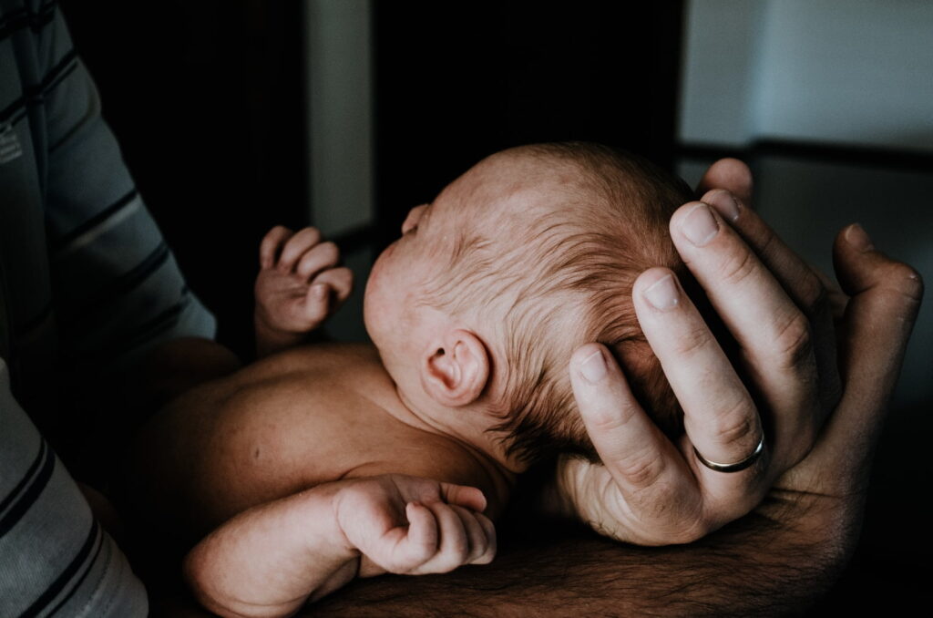 mano tiene testa di neonato